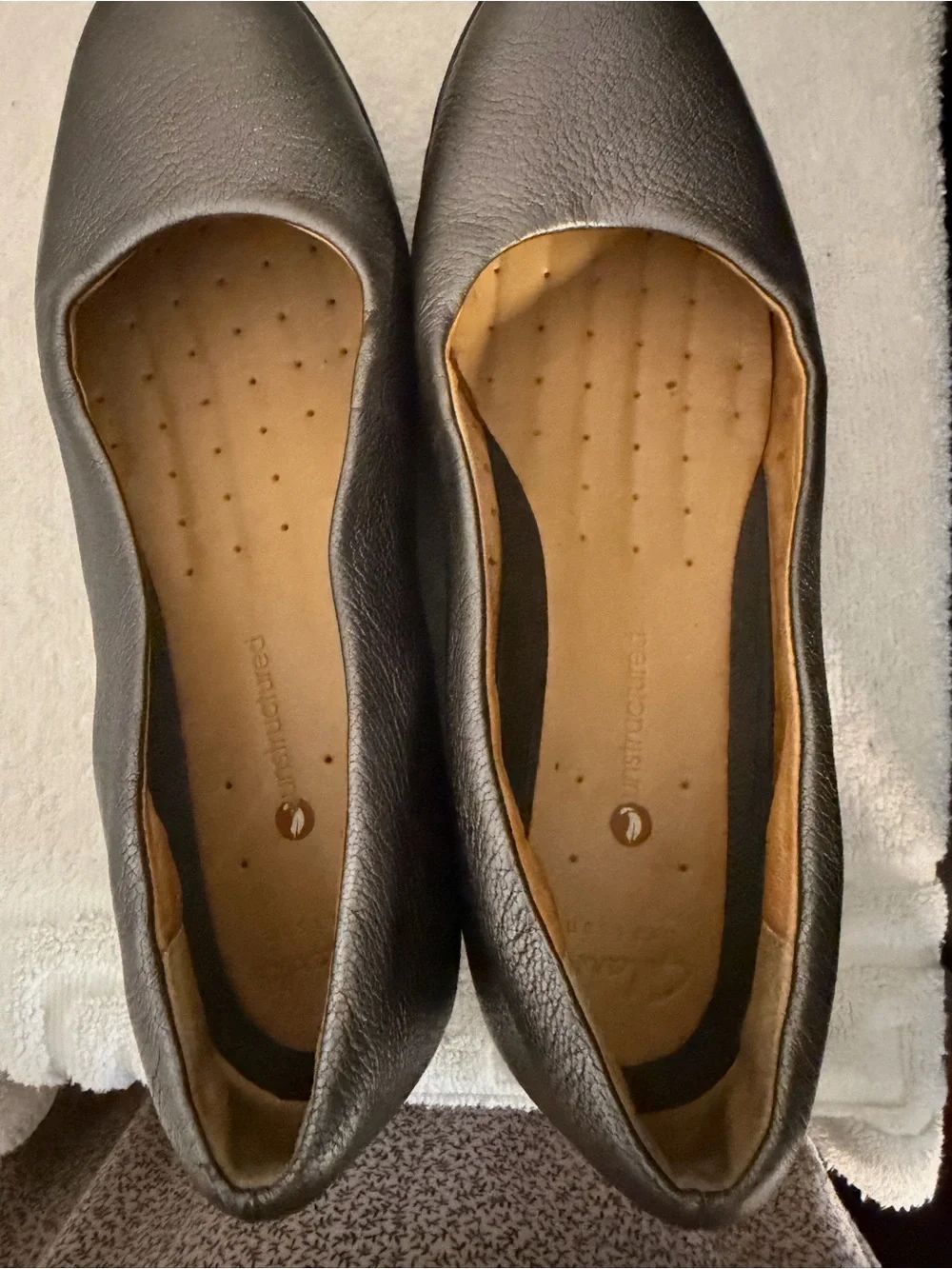 Clarks Black Leather Round-Toe Ballet Flats